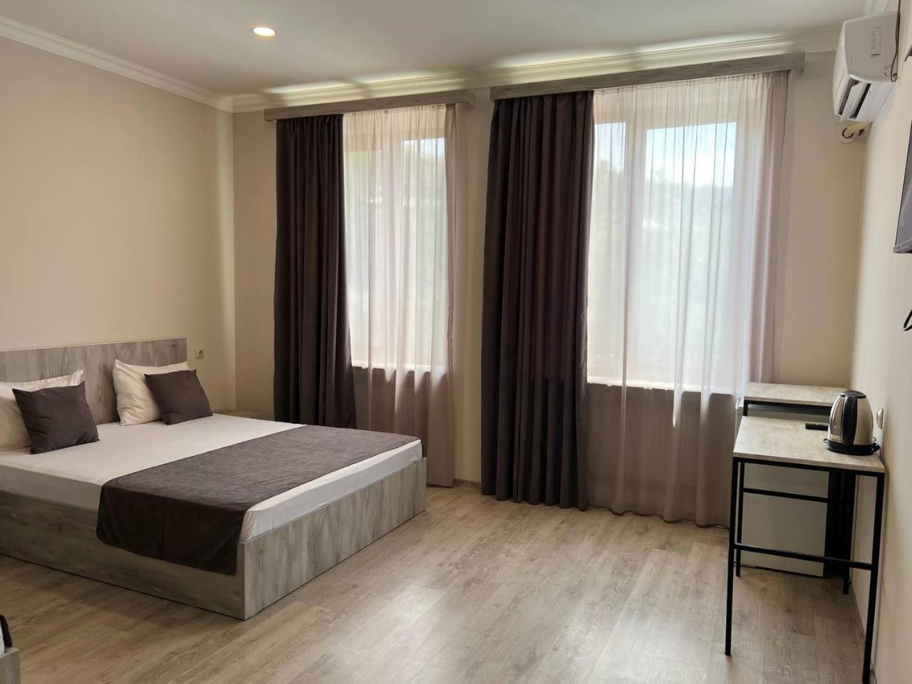 Hotel Menua エレバン エクステリア 写真