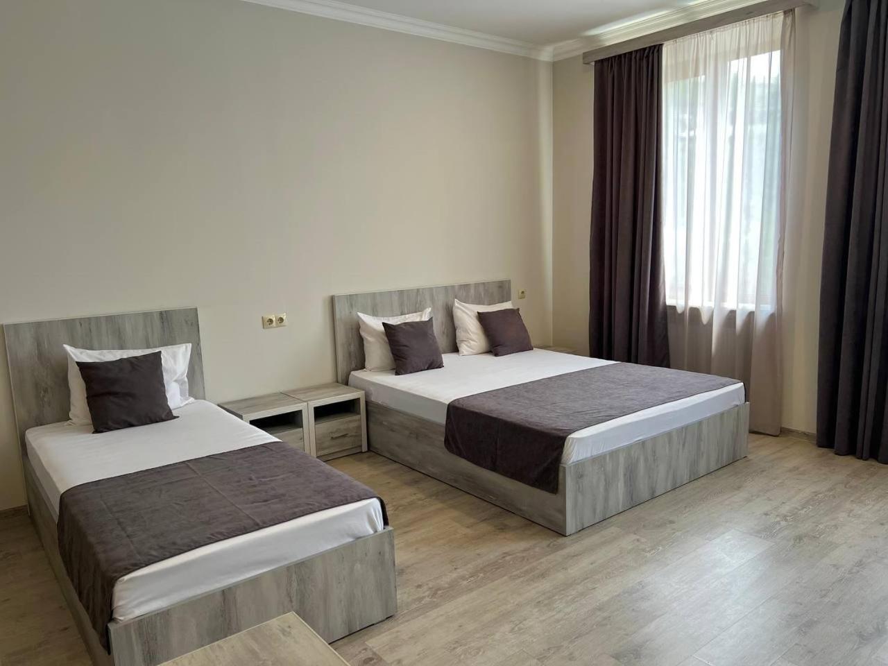 Hotel Menua エレバン エクステリア 写真
